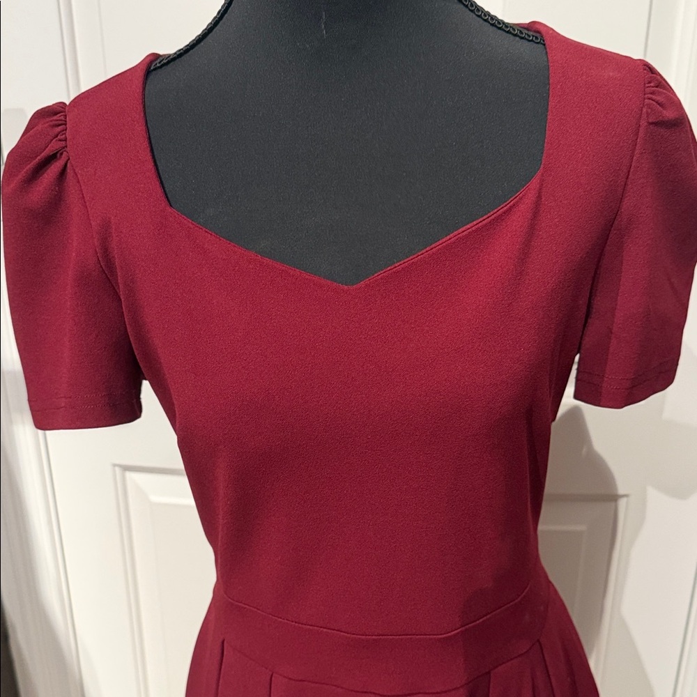 Chic Burgundy Midi Dress with Lace Detail - Picture 2 of 7